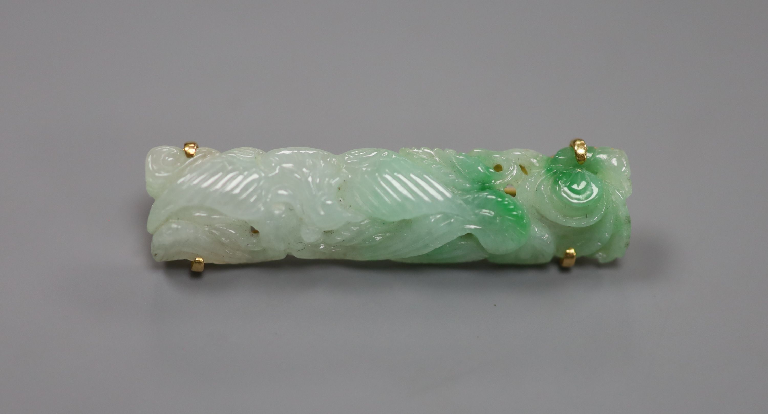 A 14k yellow metal and carved jade set bar brooch, 41mm